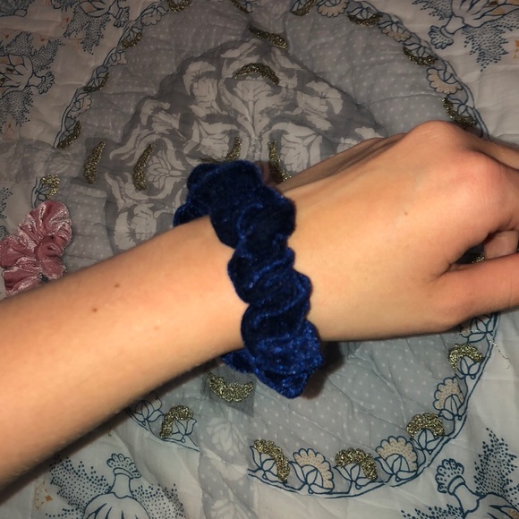 set of 4 scrunchies - Picture 6 of 6